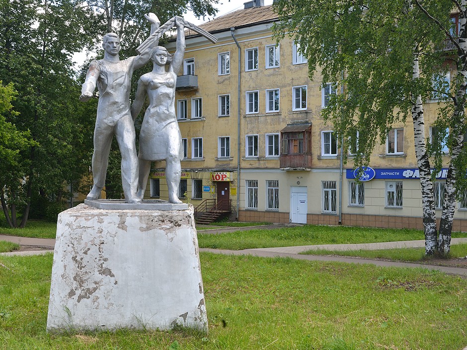 Памятник «Рабочий и колхозница» (Слободской)