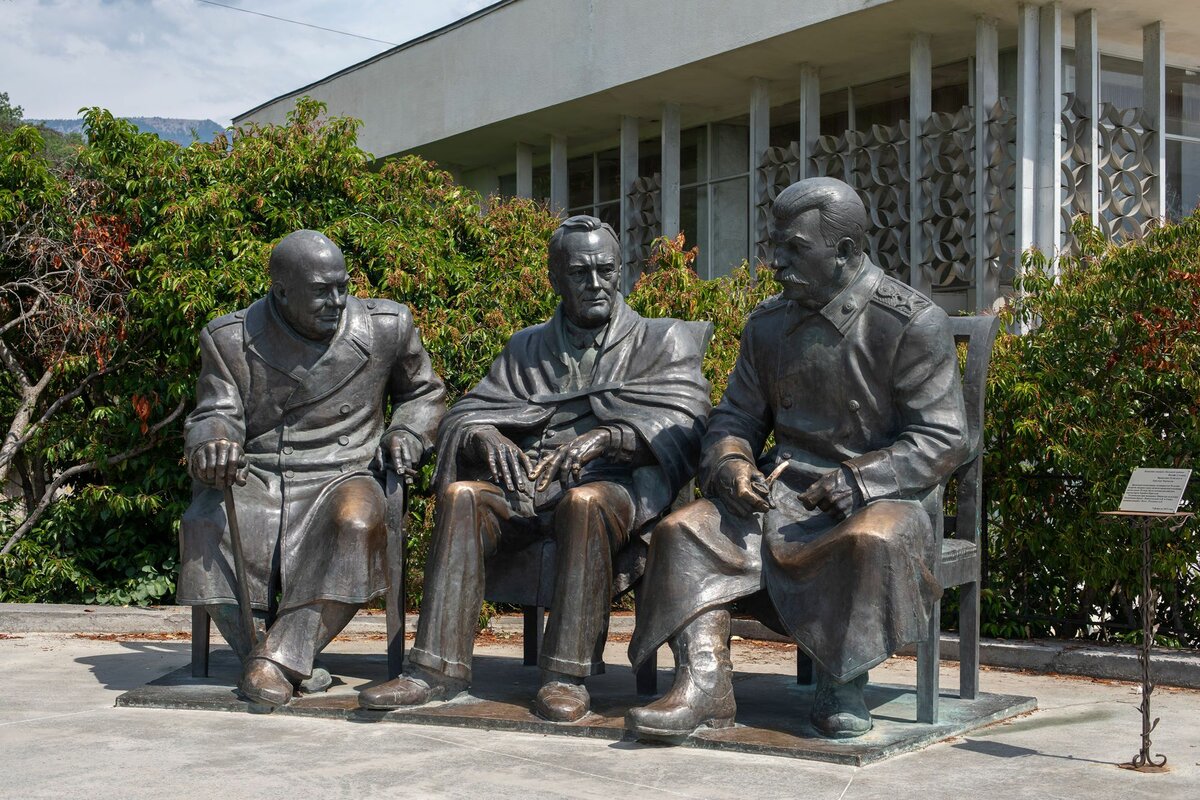 Памятник Сталину, Рузвельту и Черчиллю (Сочи)
