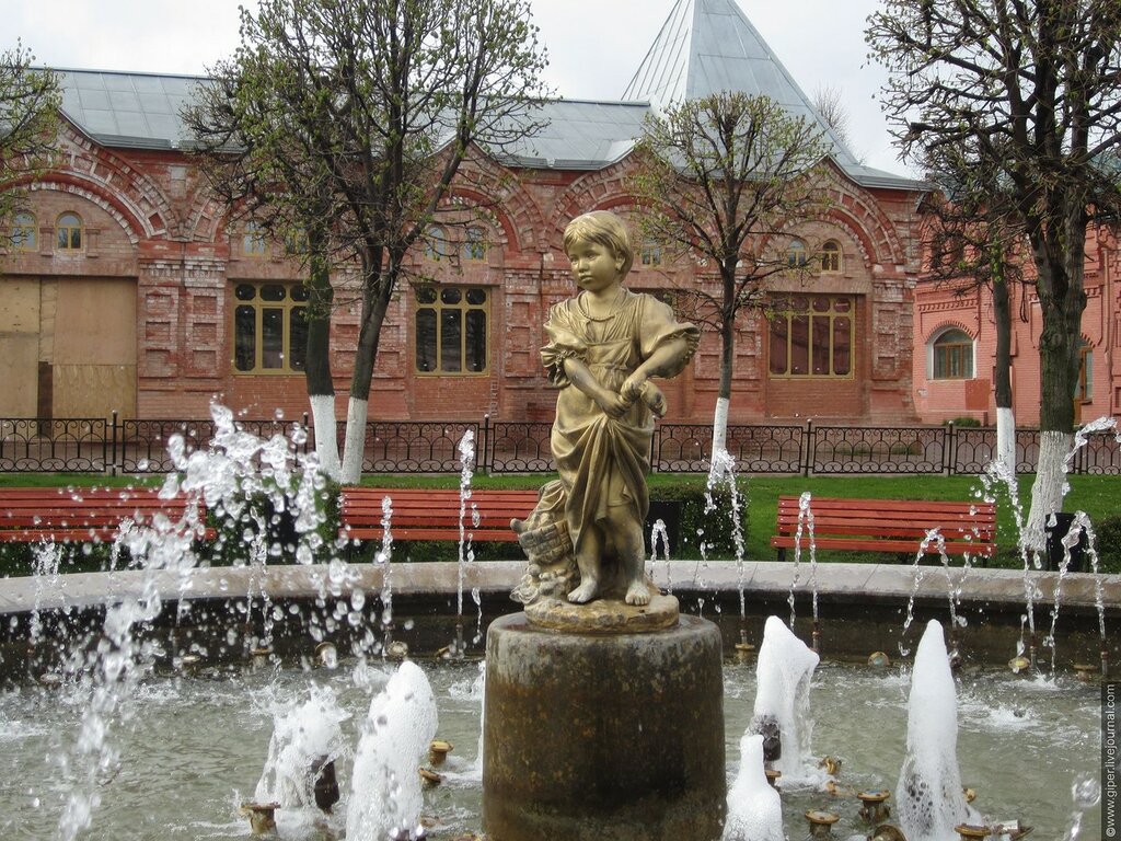 Памятник-фонтан «Девочка-грибница» (Клин)