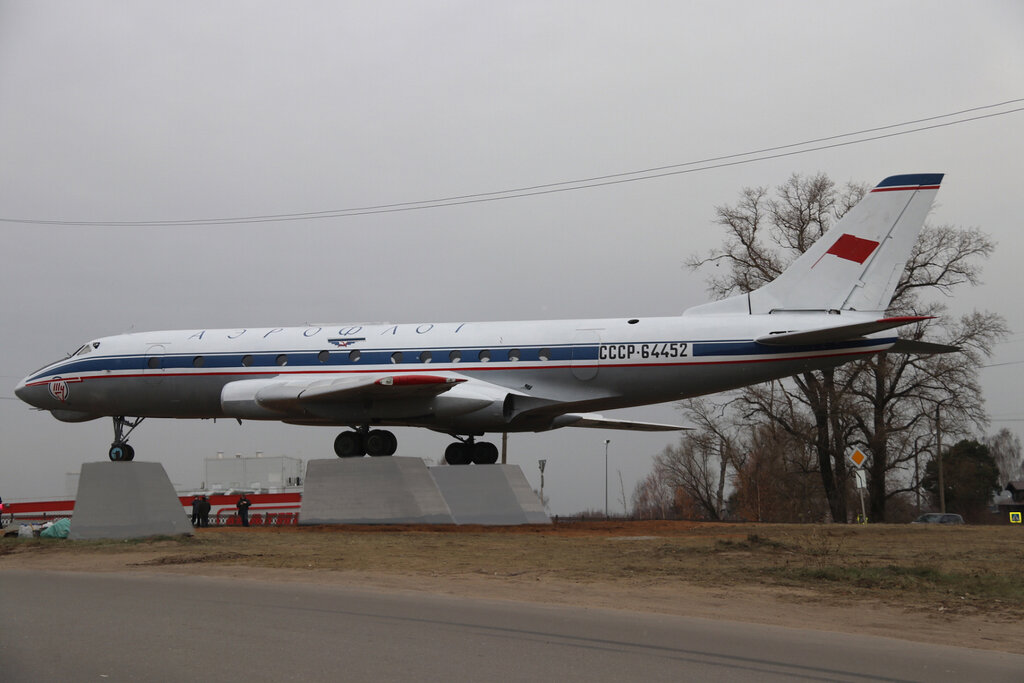 Памятник-самолет Ту-124 (Кимры)
