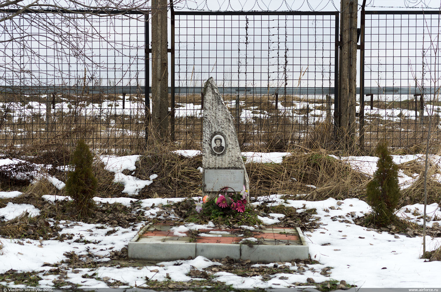 Памятник погибшему летчику-испытателю Э. Н. Чельцову (Раменское)