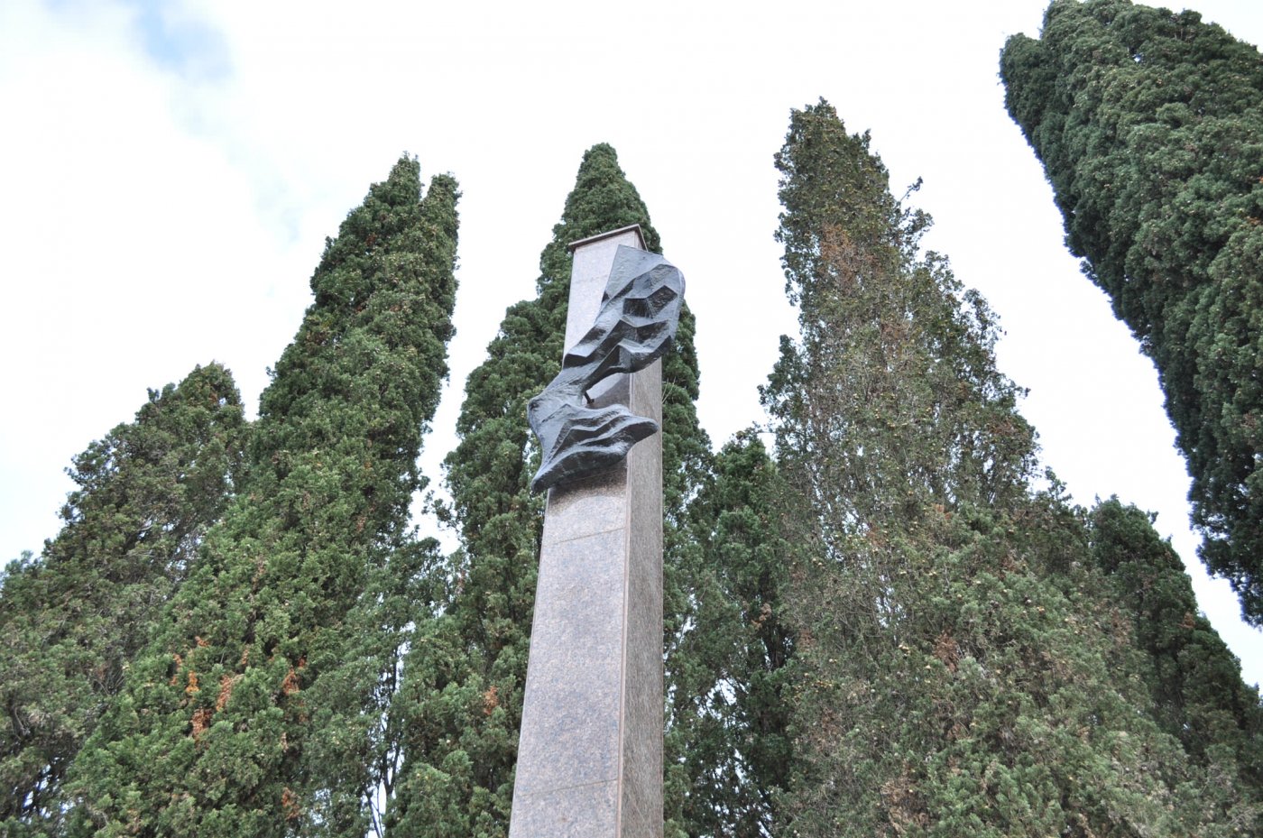 Мемориал жертвам Латской трагедии 1992 г. (Гудаута)
