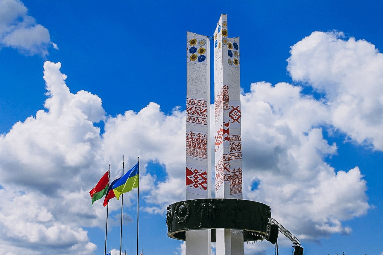 Монумент «Дружба народов» (Брянская область)