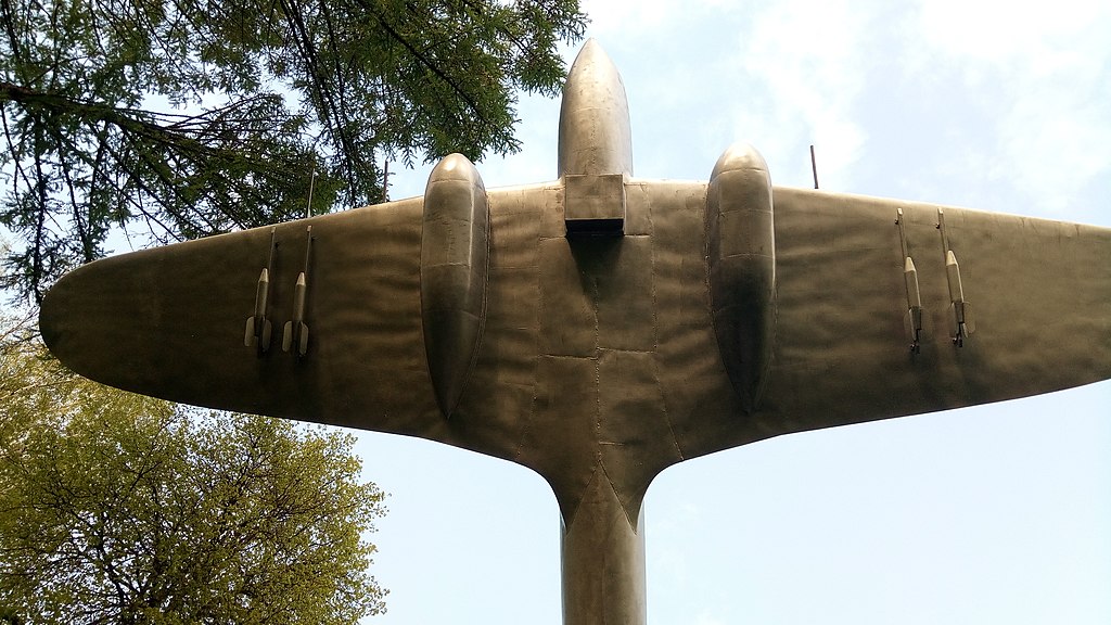 Самолёт-памятник Ил-2 (Истра)