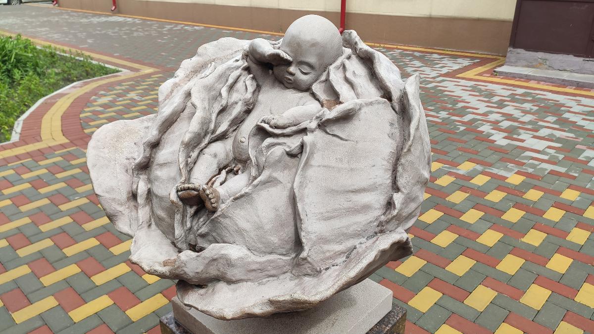 Скульптура «Младенец в капусте» (Томск)