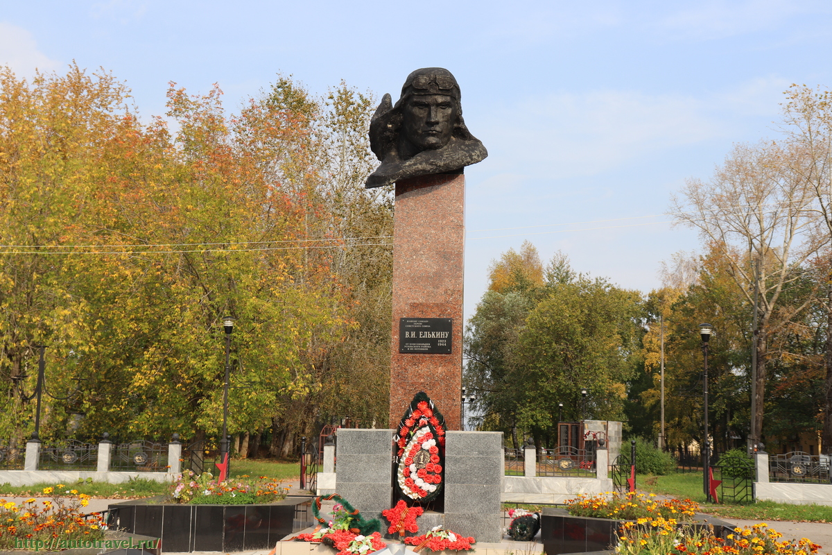Памятник Герою Советского Союза В. И. Елькину (Усолье)
