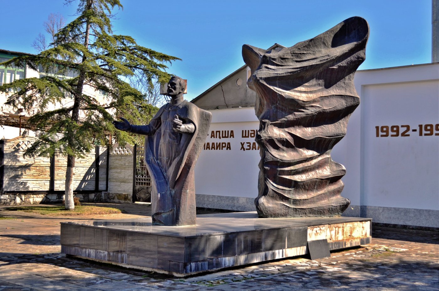 Памятник в Гудауте жертвам