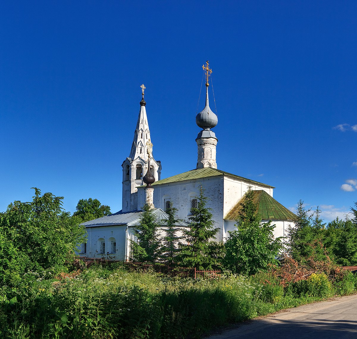Космодамианская церковь у Покровского монастыря (Суздаль)