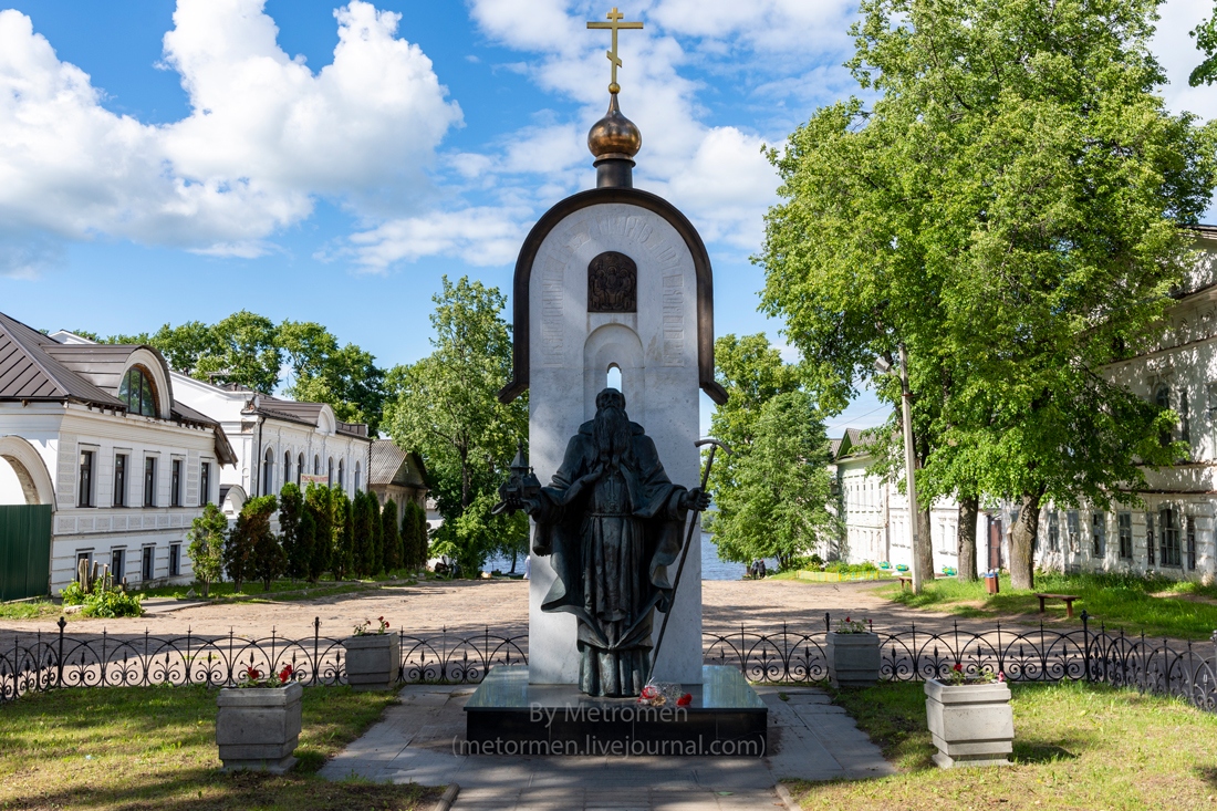 Памятник святому Макарию Калязинскому (Калязин)