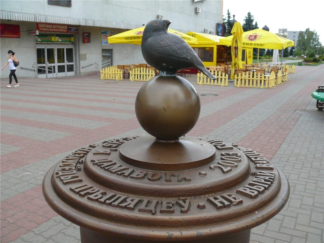 Памятник воробью у кинотеатра «Октябрь» (Барановичи)
