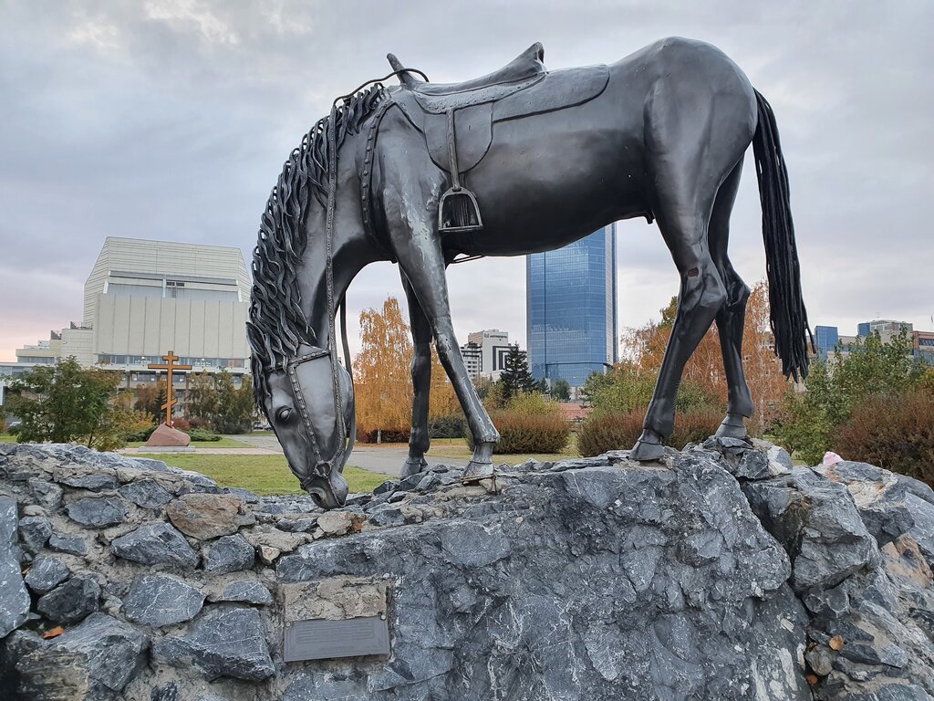 Скульптура «Лошадь белая» (Красноярск)