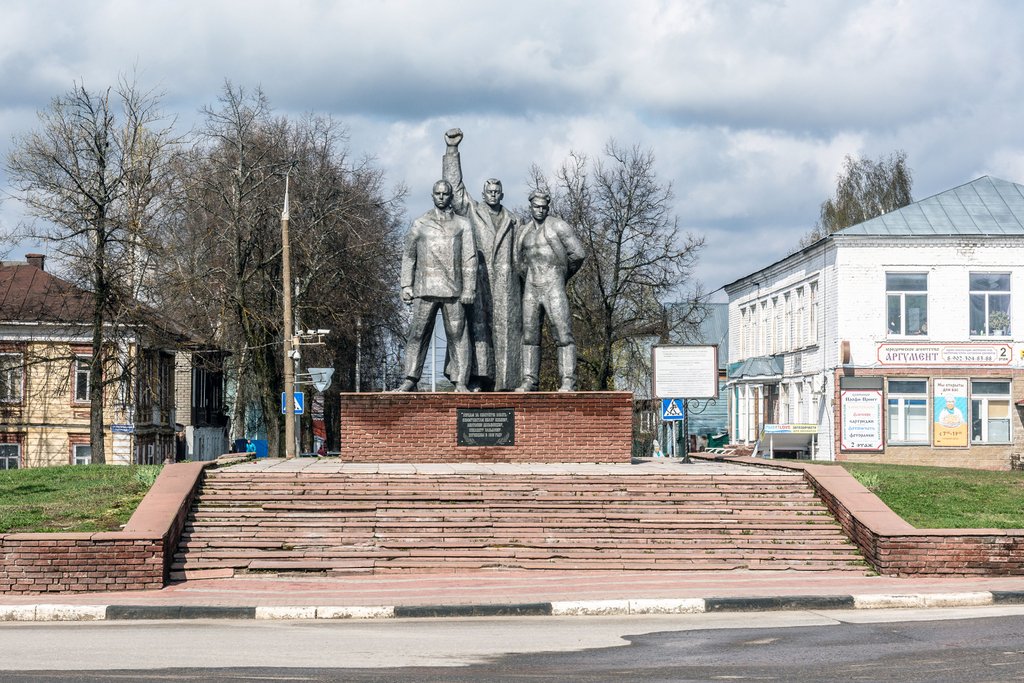 Памятник трем коммунистам (Семёнов)