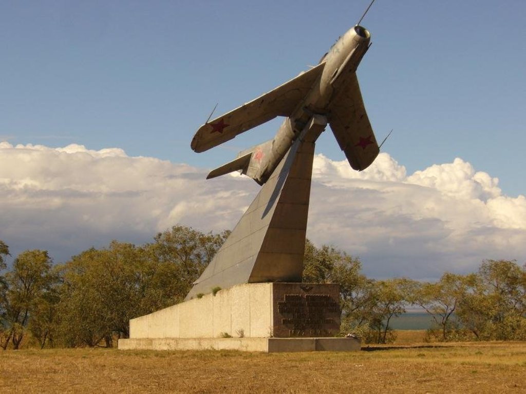 Памятник «Самолёт» (Тамань)