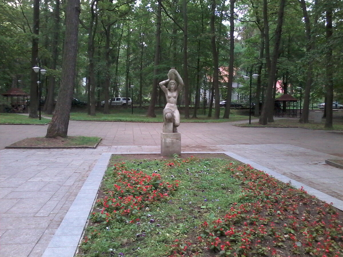 Скульптура «Несущая воду» (Женщина с кувшином) (Светлогорск)