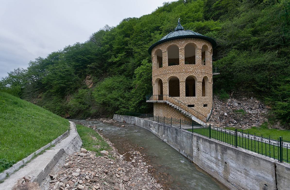 Источник известной минеральной воды «Рычал» (Дагестан)