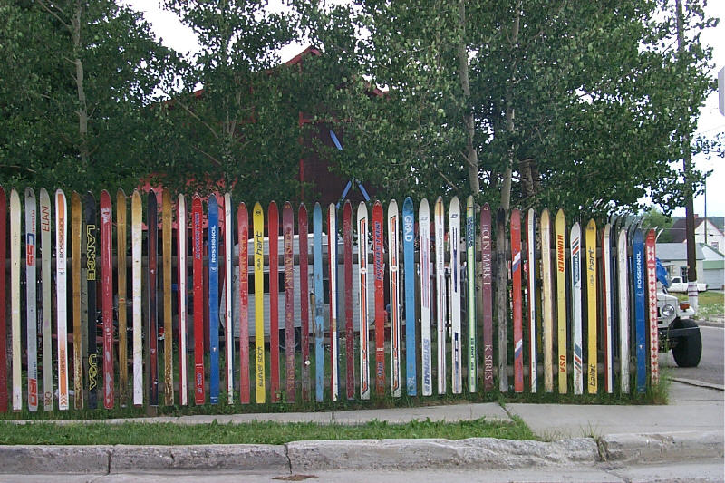 Дом с забором из лыж (Ярославль)