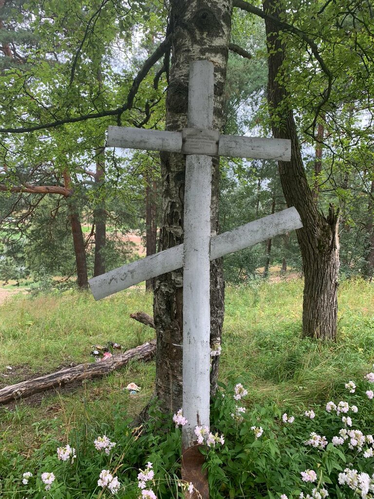 Памятный знак на месте гибели А. В. Петровой (Луга)