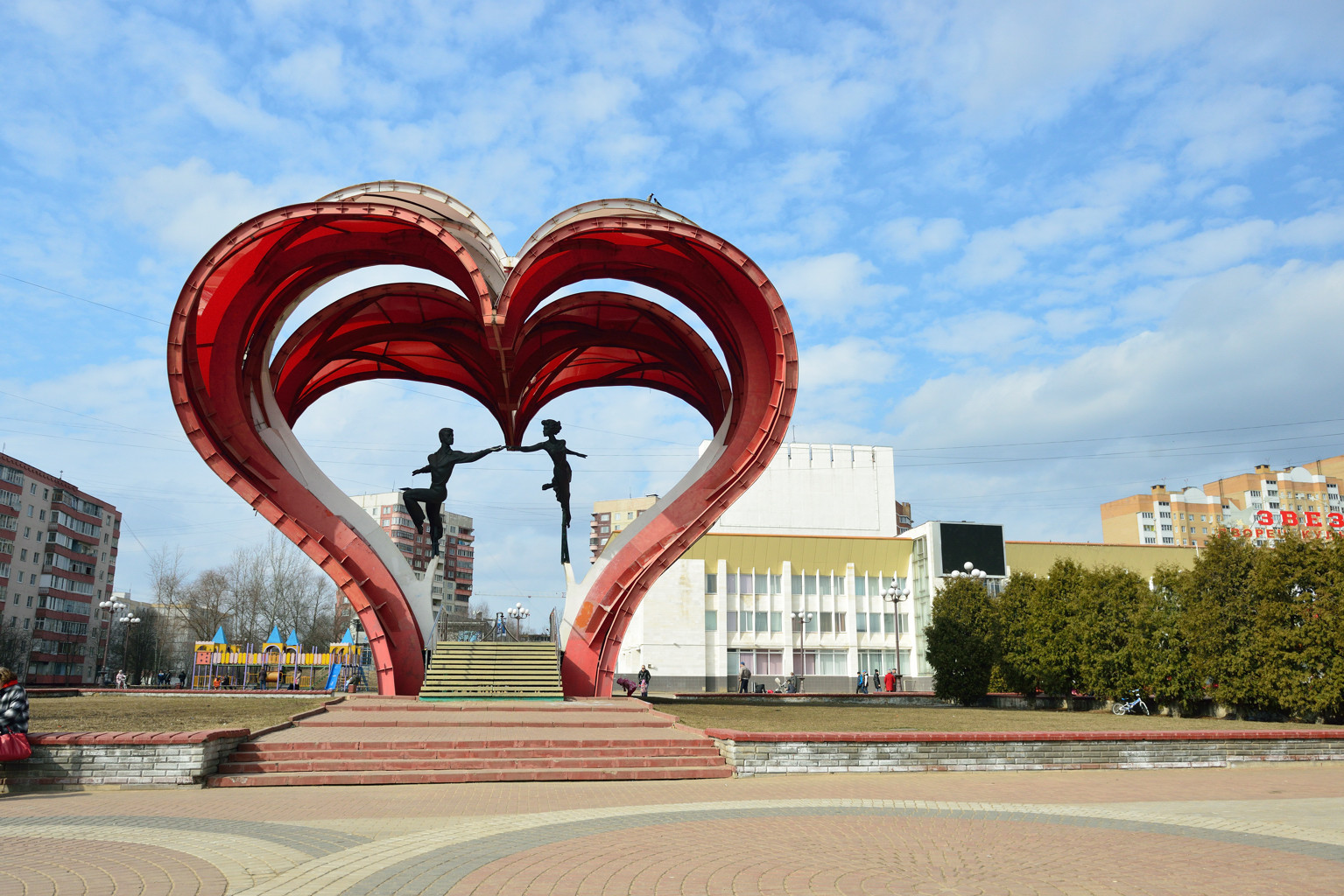Скульптурная группа «Сердца влюблённых» (Наро-Фоминск)