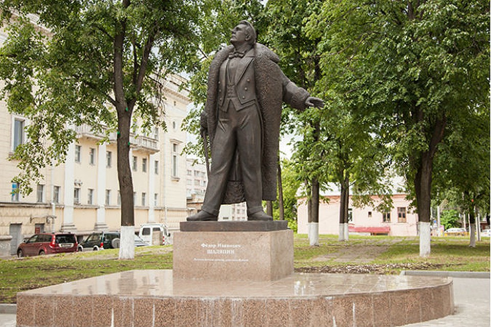 Памятник Федору Шаляпину (Киров)