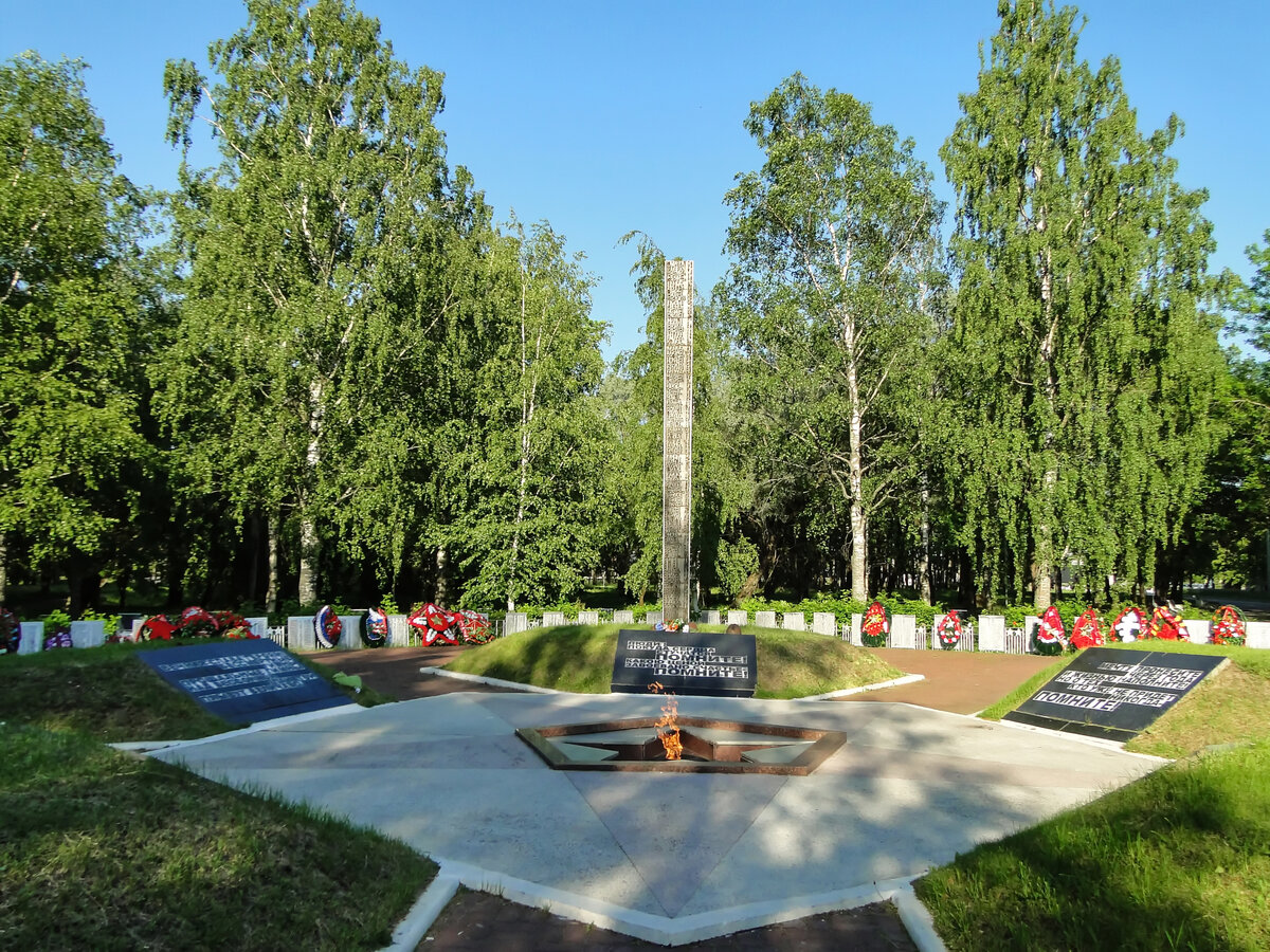 Ленинградская область киришский. Мемориал памяти павших вечный огонь Кириши. Кириши Братская могила мемориал. Кириши Братские захоронения. Кириши сквер Победы.