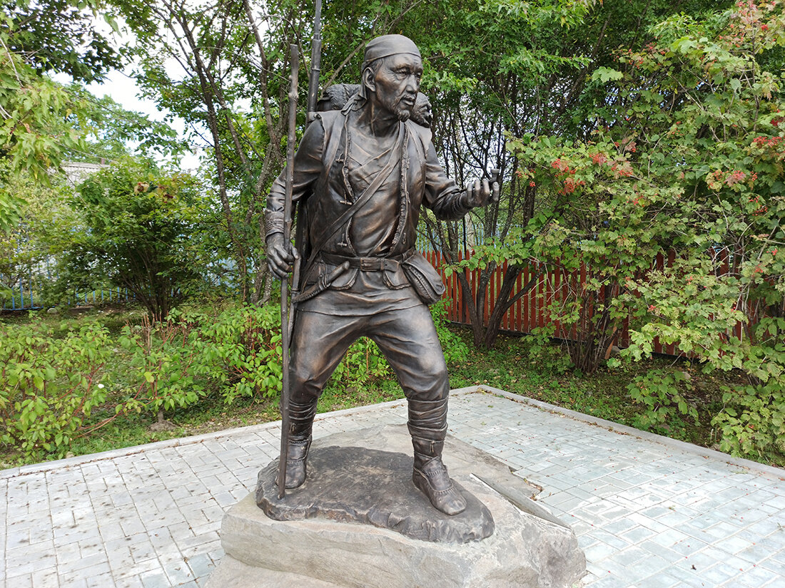 Памятник Владимиру Арсеньеву и Дерсу Узала (Приморский край)