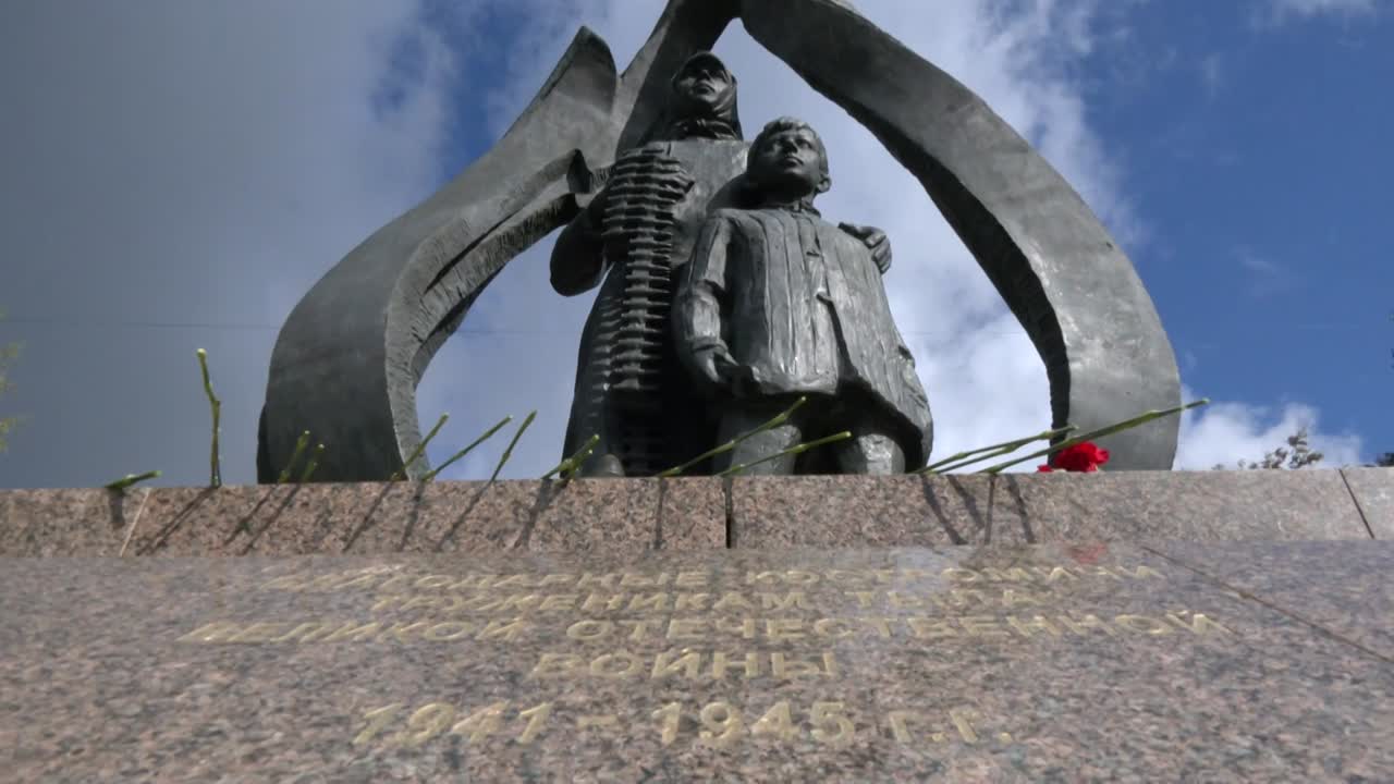 Памятник труженикам тыла (Кострома)