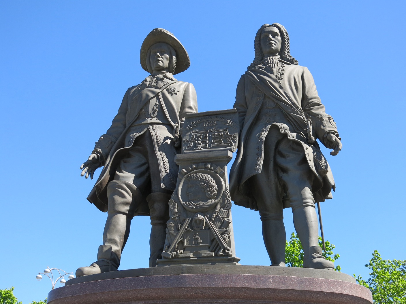 Памятник основателям Екатеринбурга Татищеву и де Геннину (Екатеринбург)