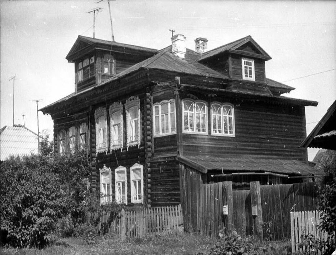 Двухэтажный жилой дом на улице Володарского (Верхотурье)