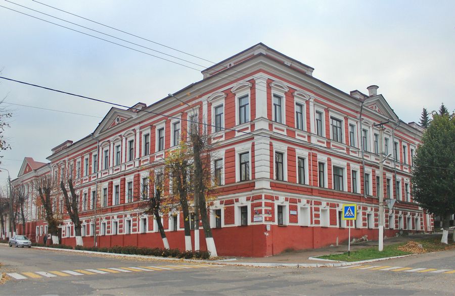 Здание бывшей духовной семинарии (Рыльск)