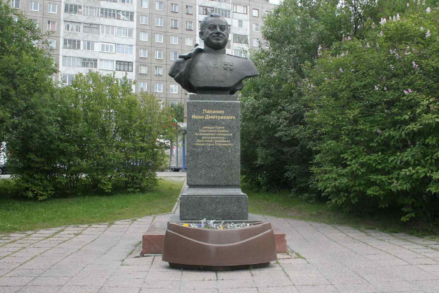 Памятник Ивану Папанину (Мурманск)