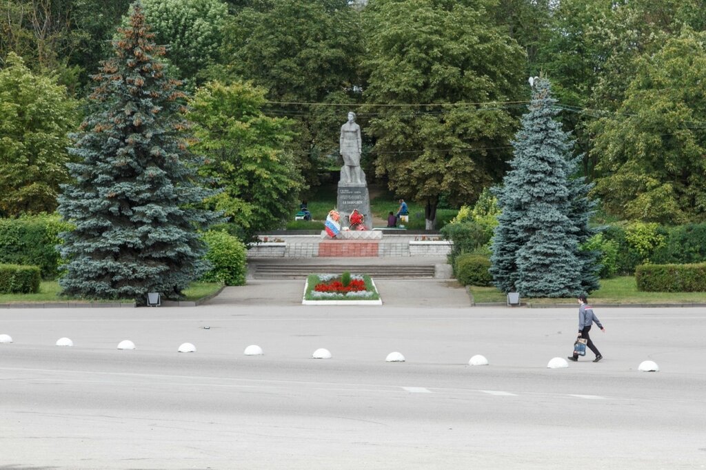 Памятник Клавдии Назаровой (Остров)