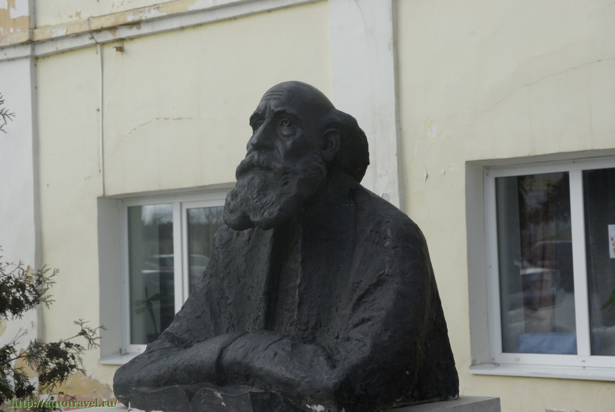 Памятник философу Н. Ф. Федорову (Боровск)