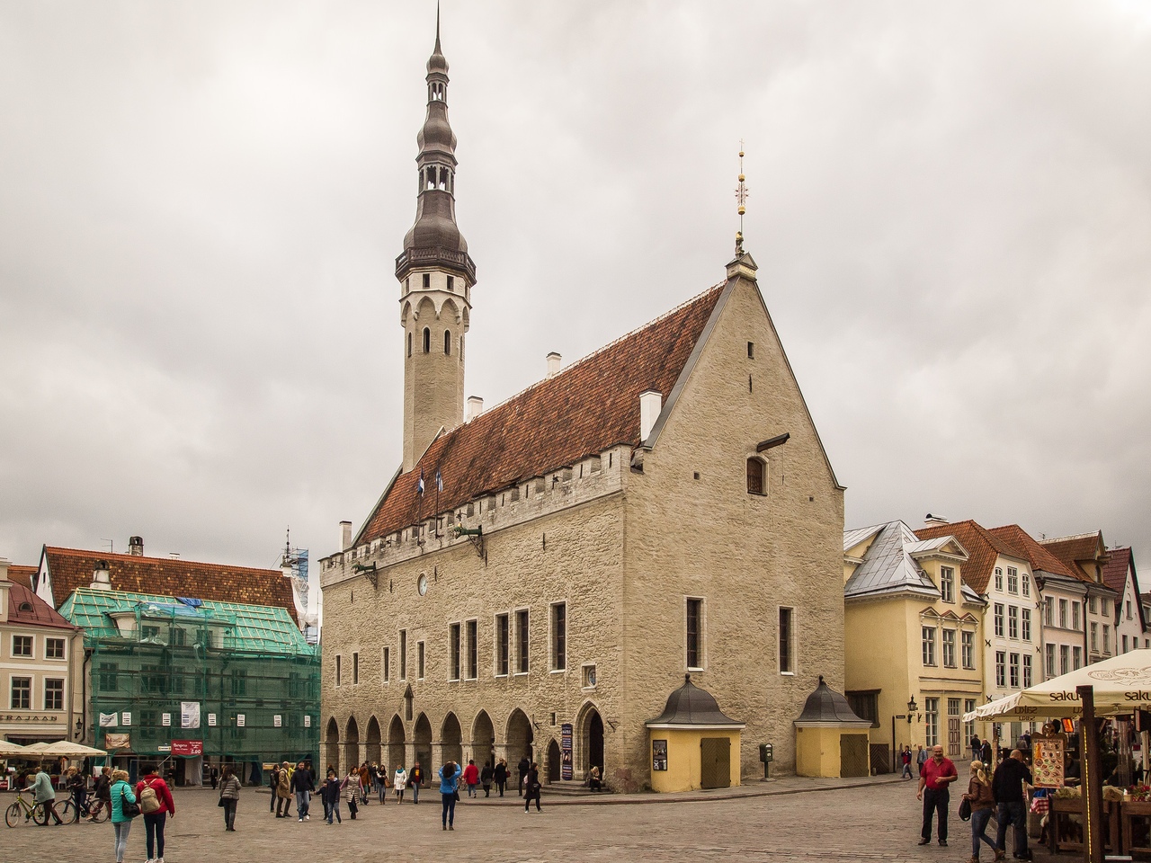Таллинская ратуша и Старый Томас (Таллин)