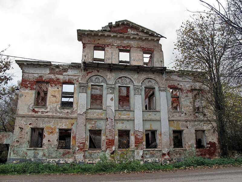 Заброшенное здание усадьбы XIX века (Ржев)