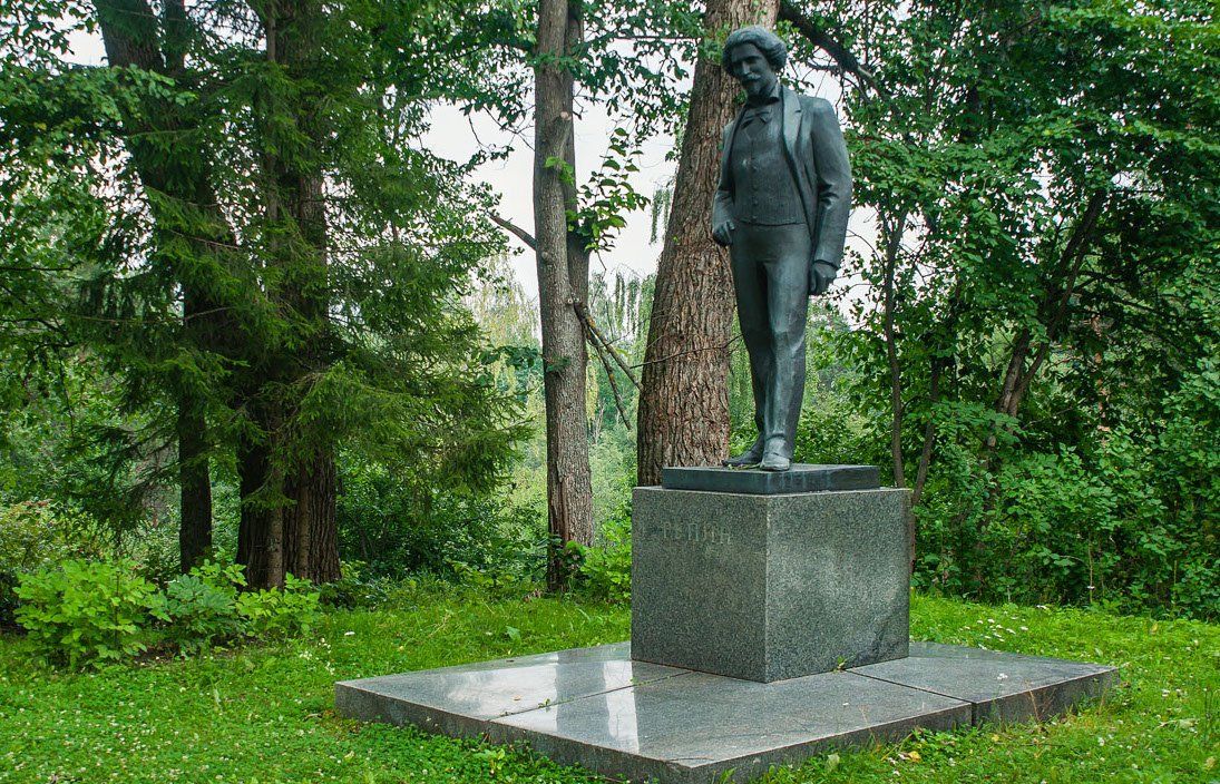 Памятник И. Е. Репину (Вышний Волочёк)