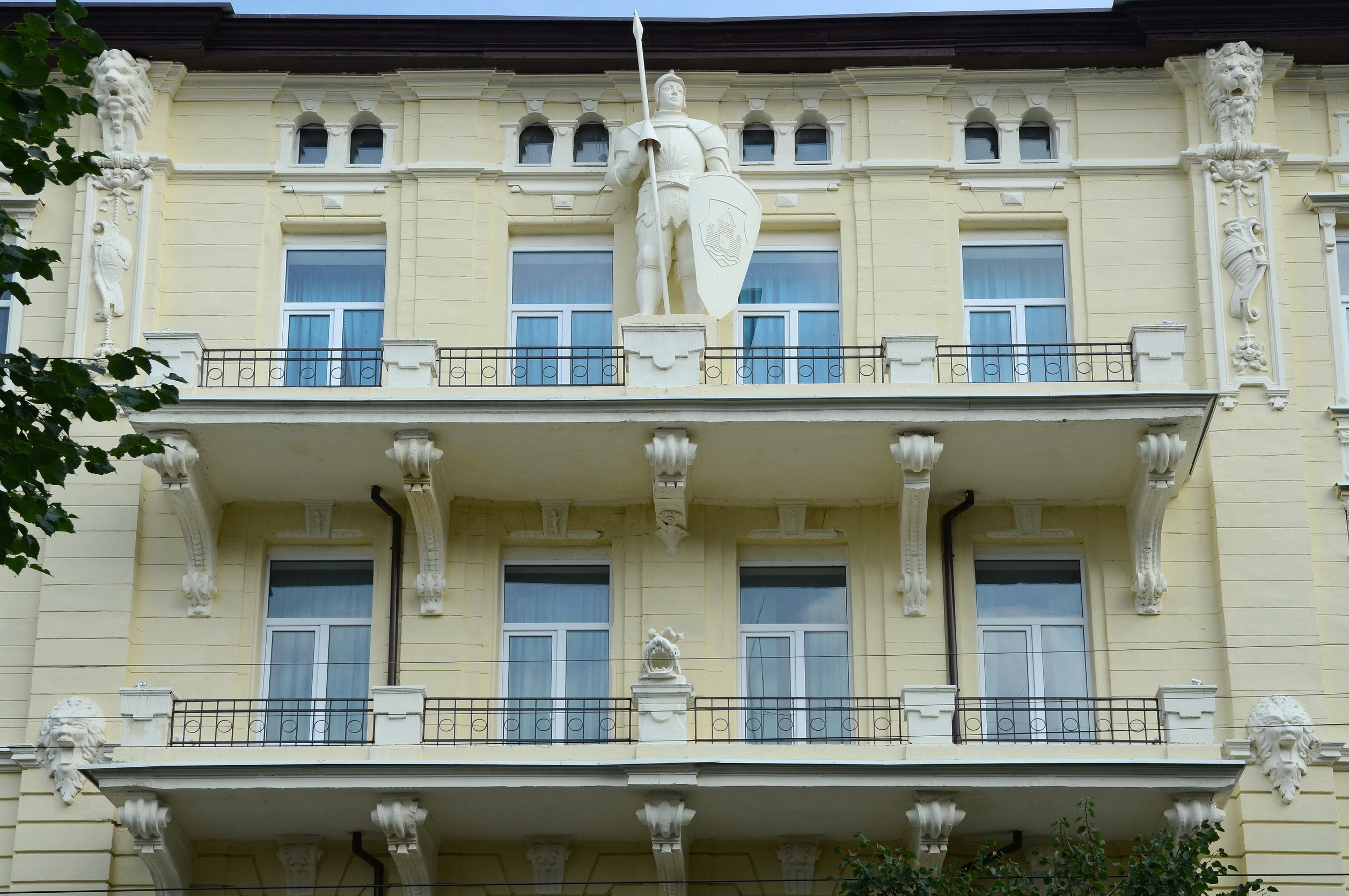 Здание таможни со статуей рыцаря (Советск)