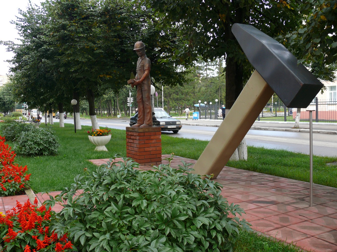 Памятник молотку (Йошкар-Ола)