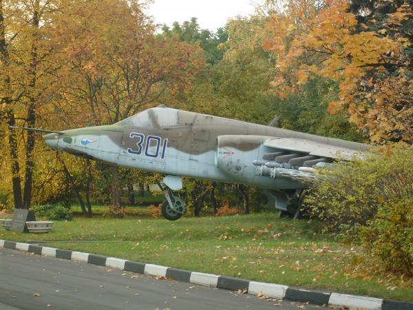 Самолет-памятник Су-25 (Остров)