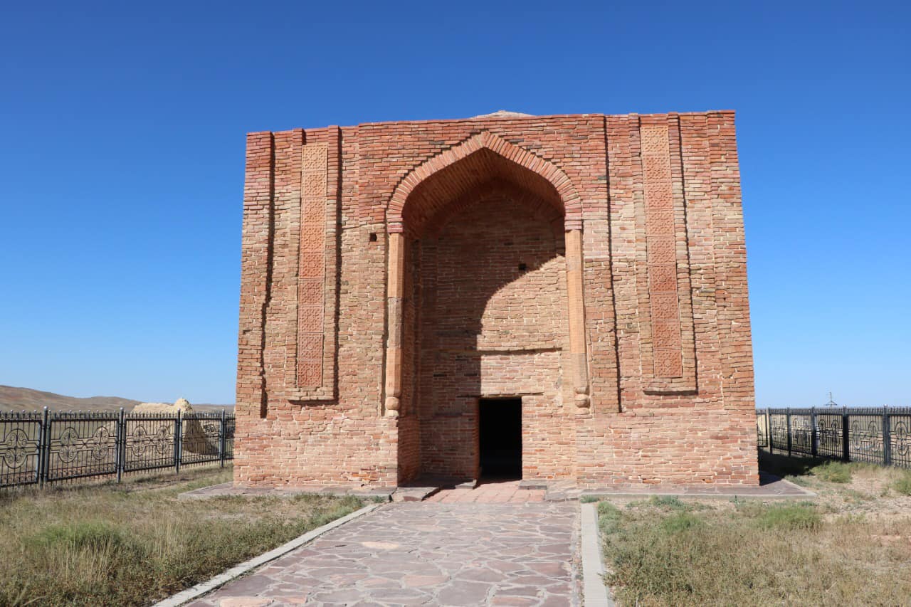Мавзолей Алаша хана (Казахстан)