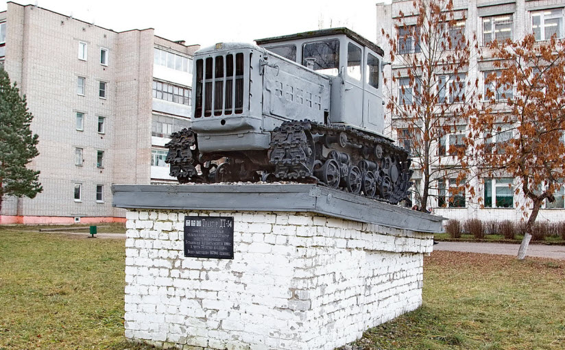 Памятник трактору ДТ-54 (Галич)