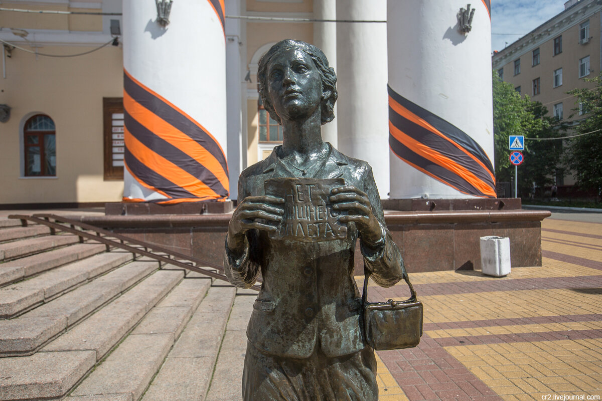 Памятник театральному зрителю (Калуга)