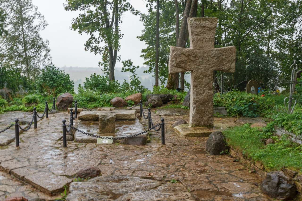 Труворов крест и кладбище (Изборск)