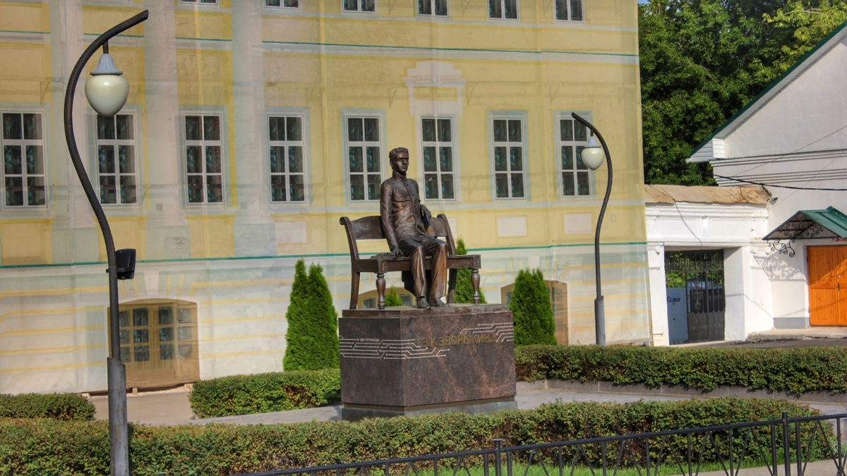 Памятник «отцу телевидения» Владимиру Зворыкину (Муром)