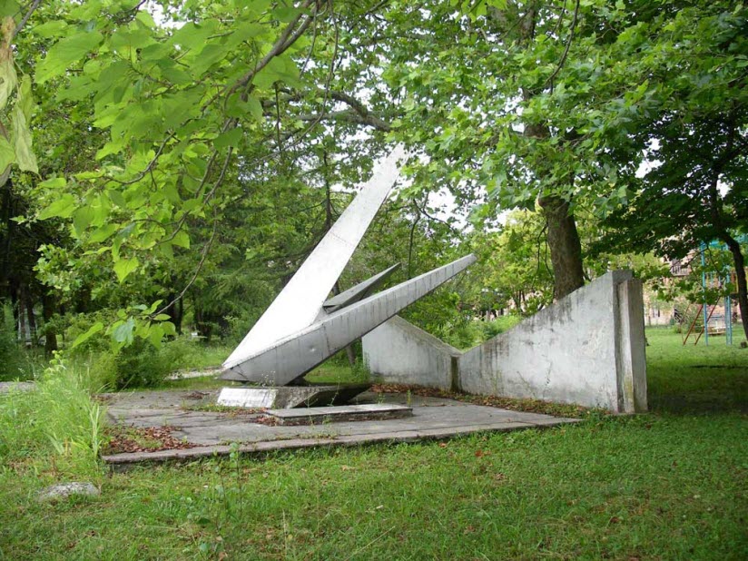 Памятник летчикам, погибшим в 1943 и 1968 гг. (Гудаута)