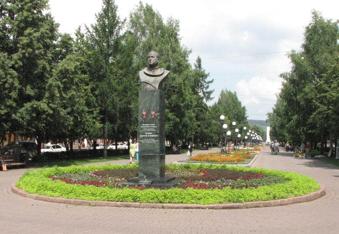 Памятник Алексею Архиповичу Леонову (Кемерово)
