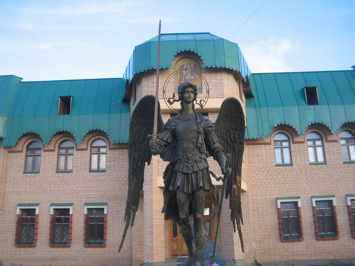 Скульптура архангела Михаила (Архангельск)