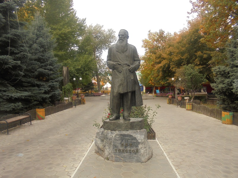 Памятник Льву Толстому (Оренбург)
