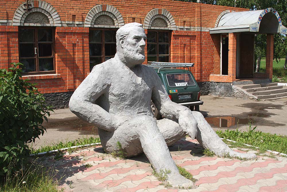 Памятник Эрнесту Хемингуэю (Сасово)