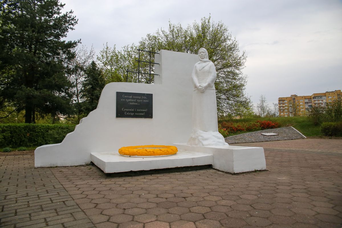 Памятник «Скорбящая мать» (Барановичи)