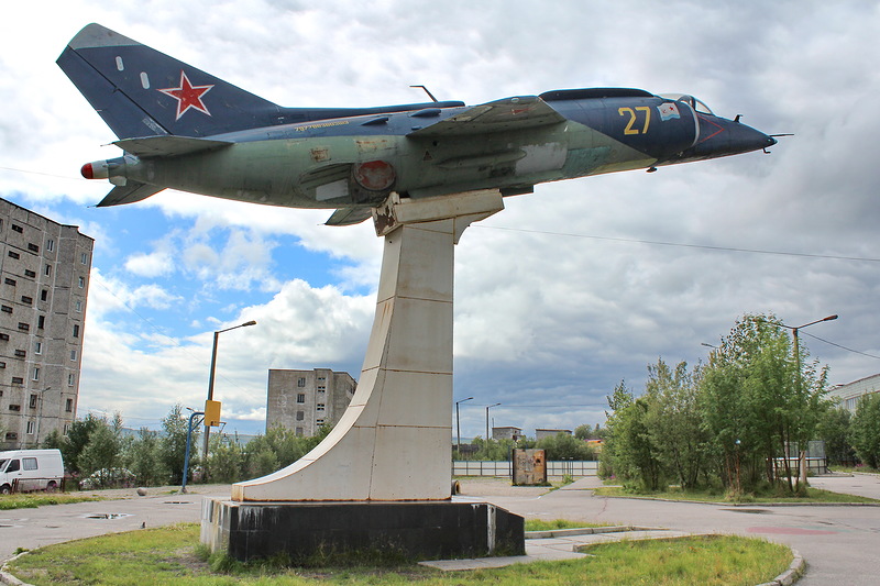 Памятный знак летчикам морской авиации самолёт Як-38 (Мурманск)
